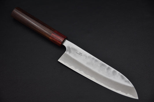 Couteau japonais santoku 165 mm Shirogami #2 — vue complète sur fond noir, manche wa bois brun