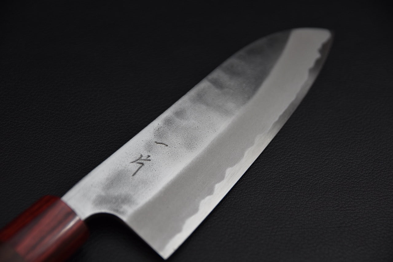 Couteau japonais santoku — gros plan sur la lame tsuchime et la gravure au niveau du talon