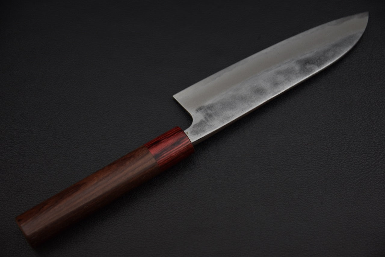 Couteau japonais santoku 165 mm — vue complète de profil, manche wa cylindrique bois brun et bague rouge
