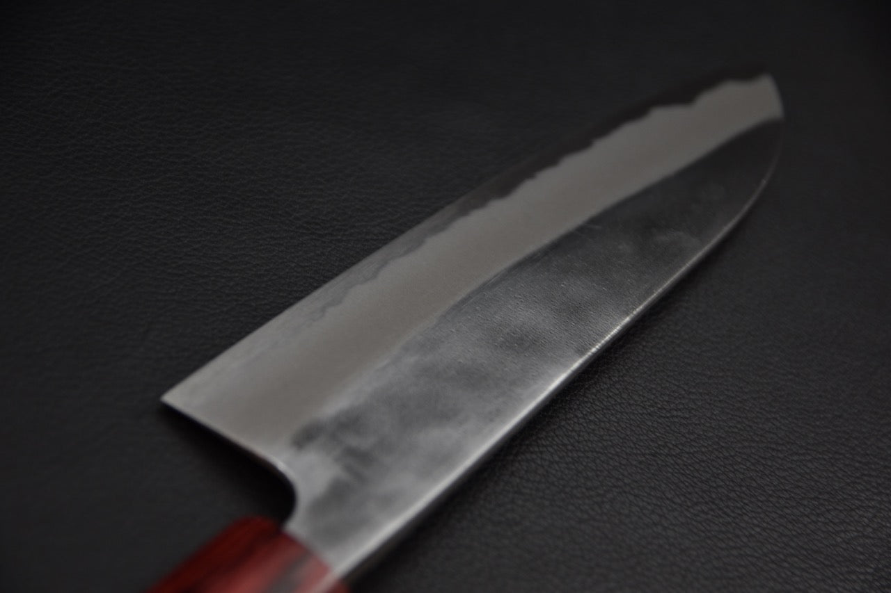 Couteau japonais santoku — vue du tranchant et du talon, finition kasumi sur le biseau