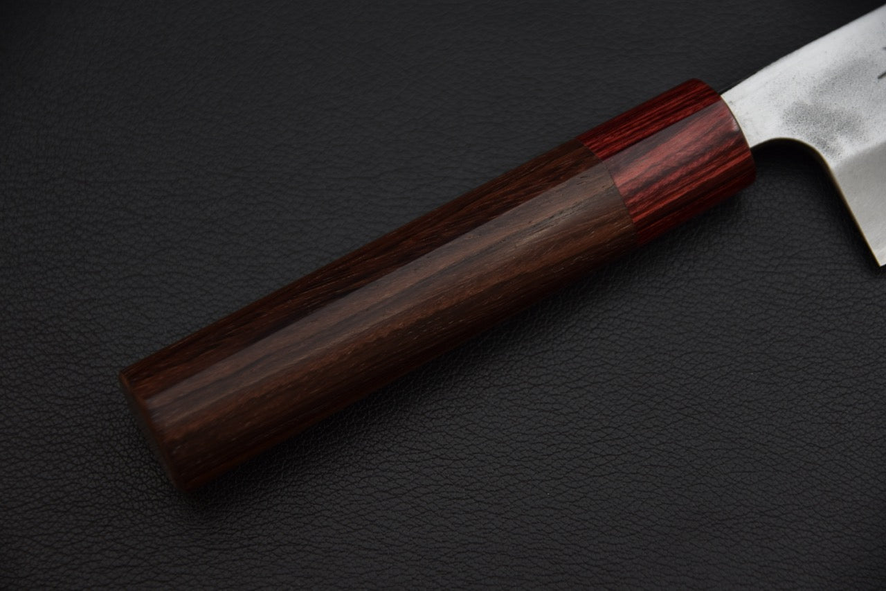 Couteau japonais santoku — détail du manche wa cylindrique en bois brun à grain serré avec bague rouge