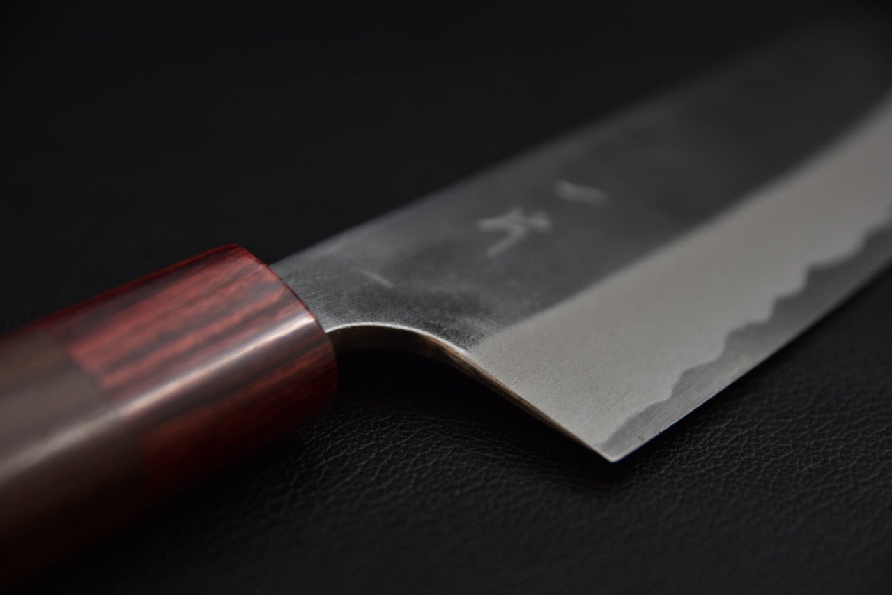 Couteau japonais santoku — vue du talon et de la jonction manche-lame, bague rouge contrastante