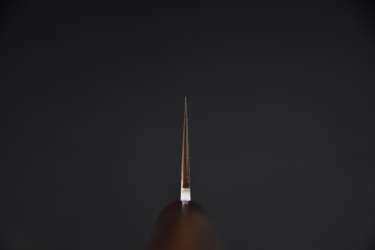 Couteau japonais santoku — vue de la pointe de la lame, profil fin vers l'extrémité