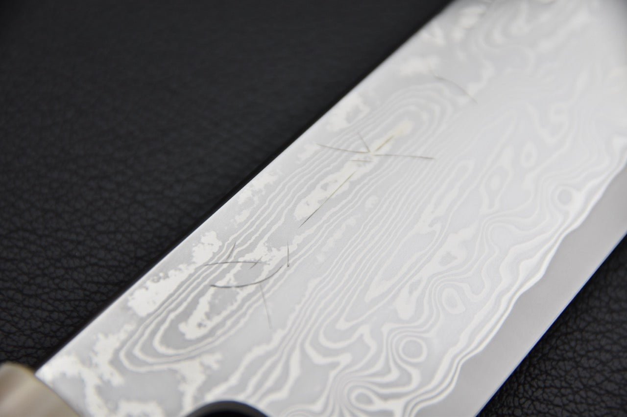 Pointe k-tip du kiritsuke japonais SPG Strix, vue rapprochée