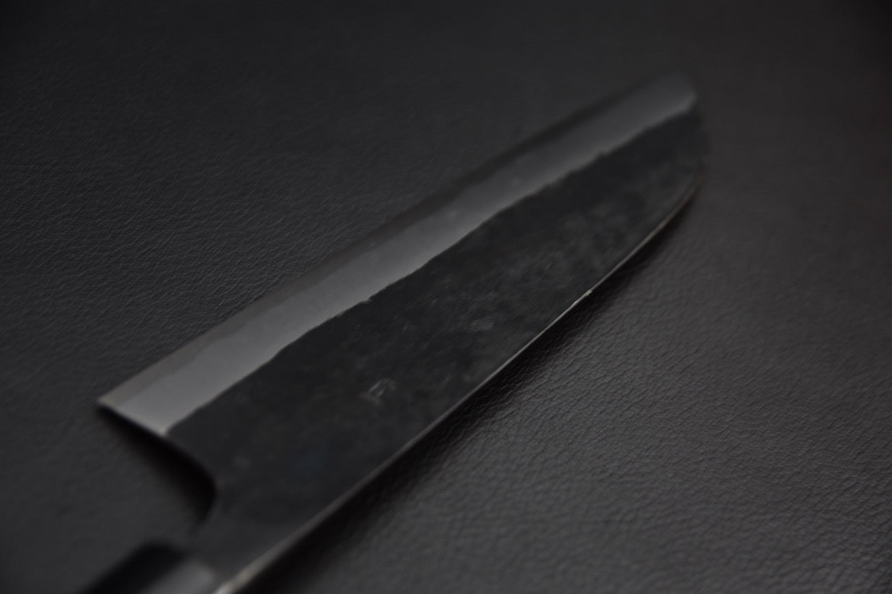 Talon de lame et virole du santoku japonais, détail de la jonction lame-manche