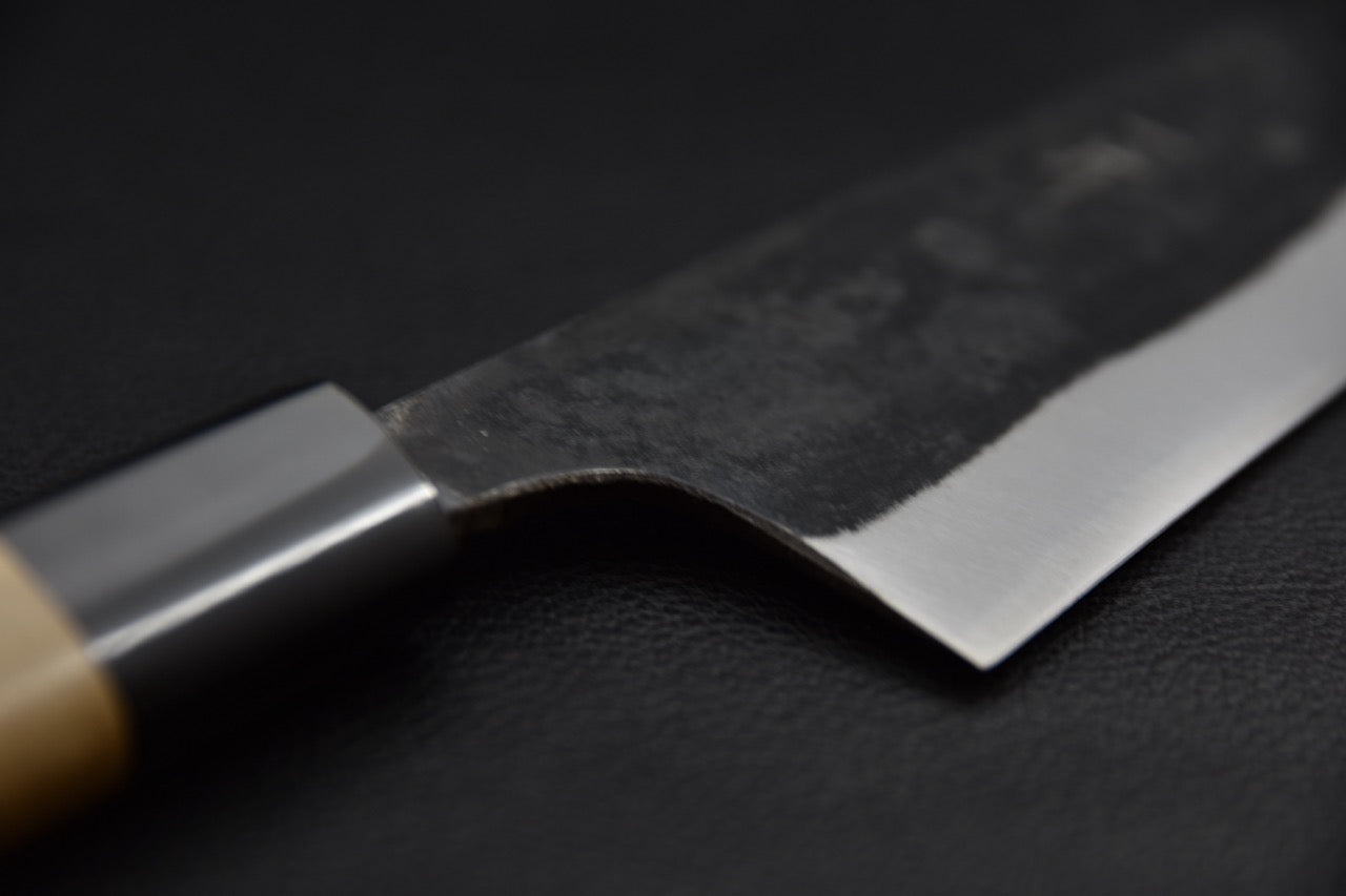 Santoku couteau japonais, vue en angle trois quarts côté manche