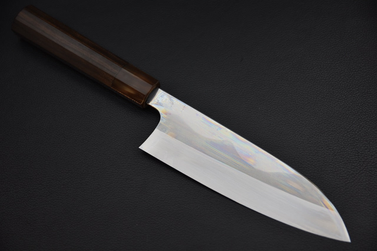 Hitohira Togashi santoku 180 mm couteau japonais — vue complète sur fond clair