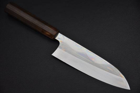 Hitohira Togashi santoku 180 mm couteau japonais — vue complète sur fond clair