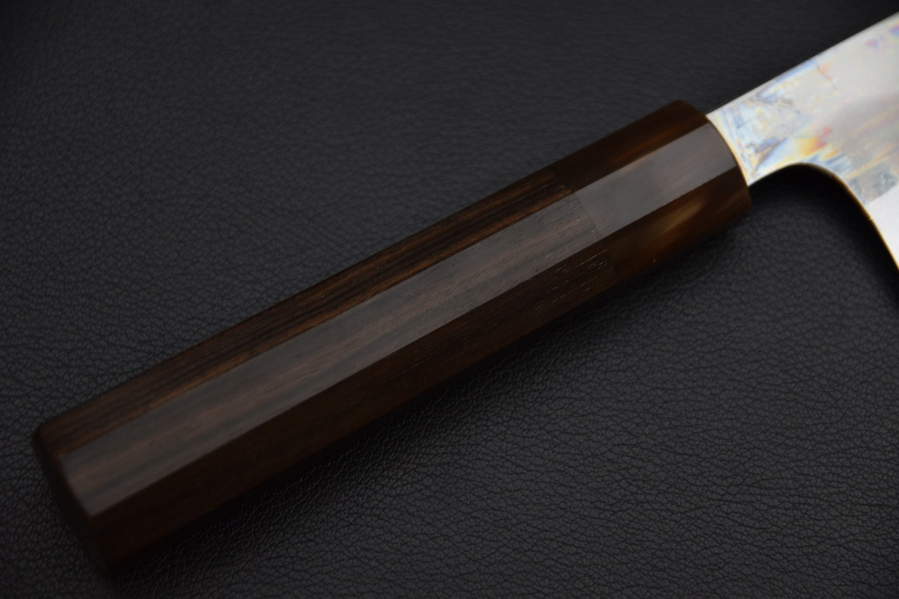 Hitohira Togashi santoku 180 mm couteau japonais — vue de dessus sur planche