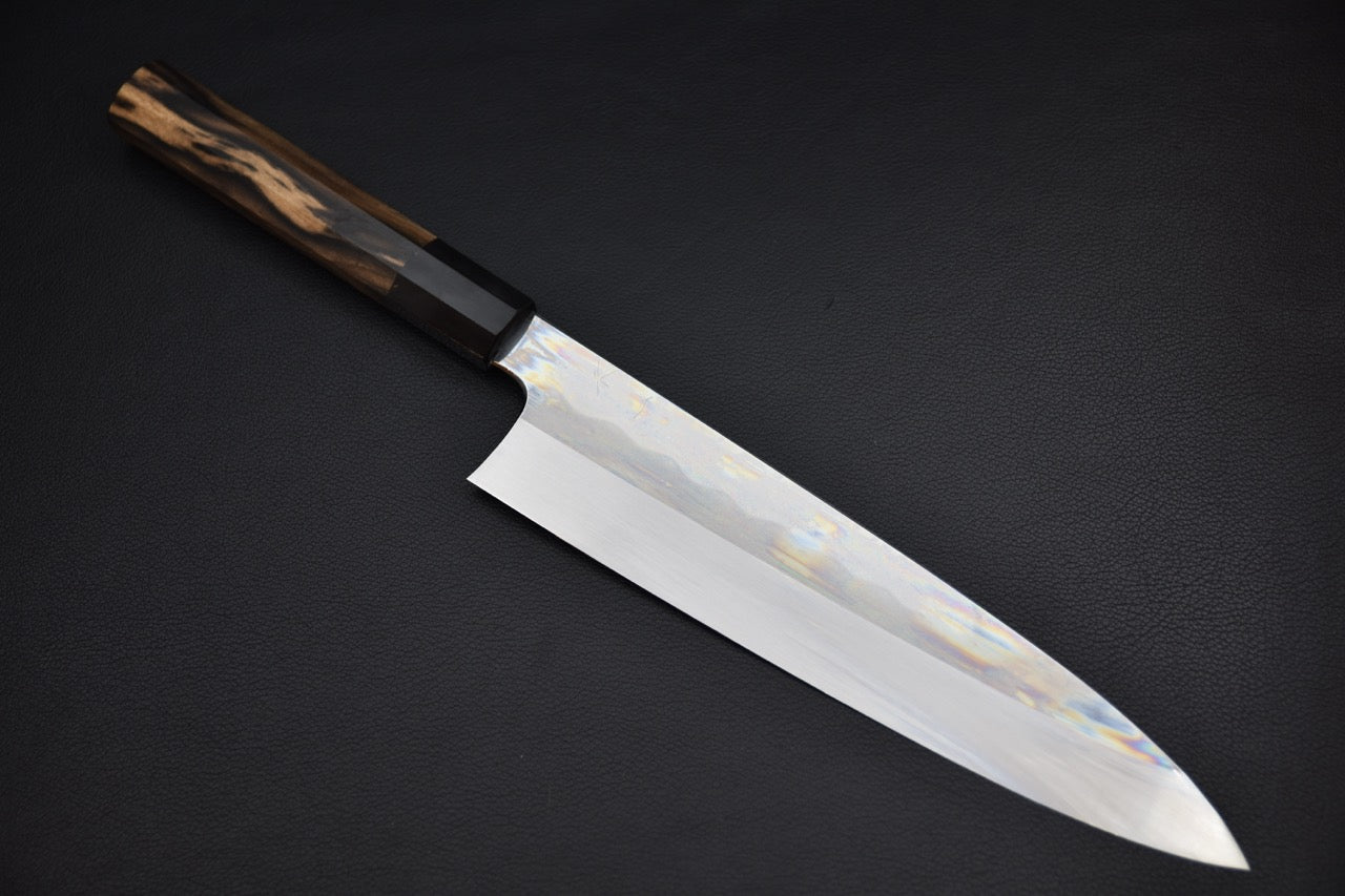 Hitohira Togashi gyuto 240 mm couteau japonais — vue complète sur fond clair