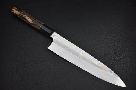 Hitohira Togashi gyuto 240 mm couteau japonais — vue complète sur fond clair