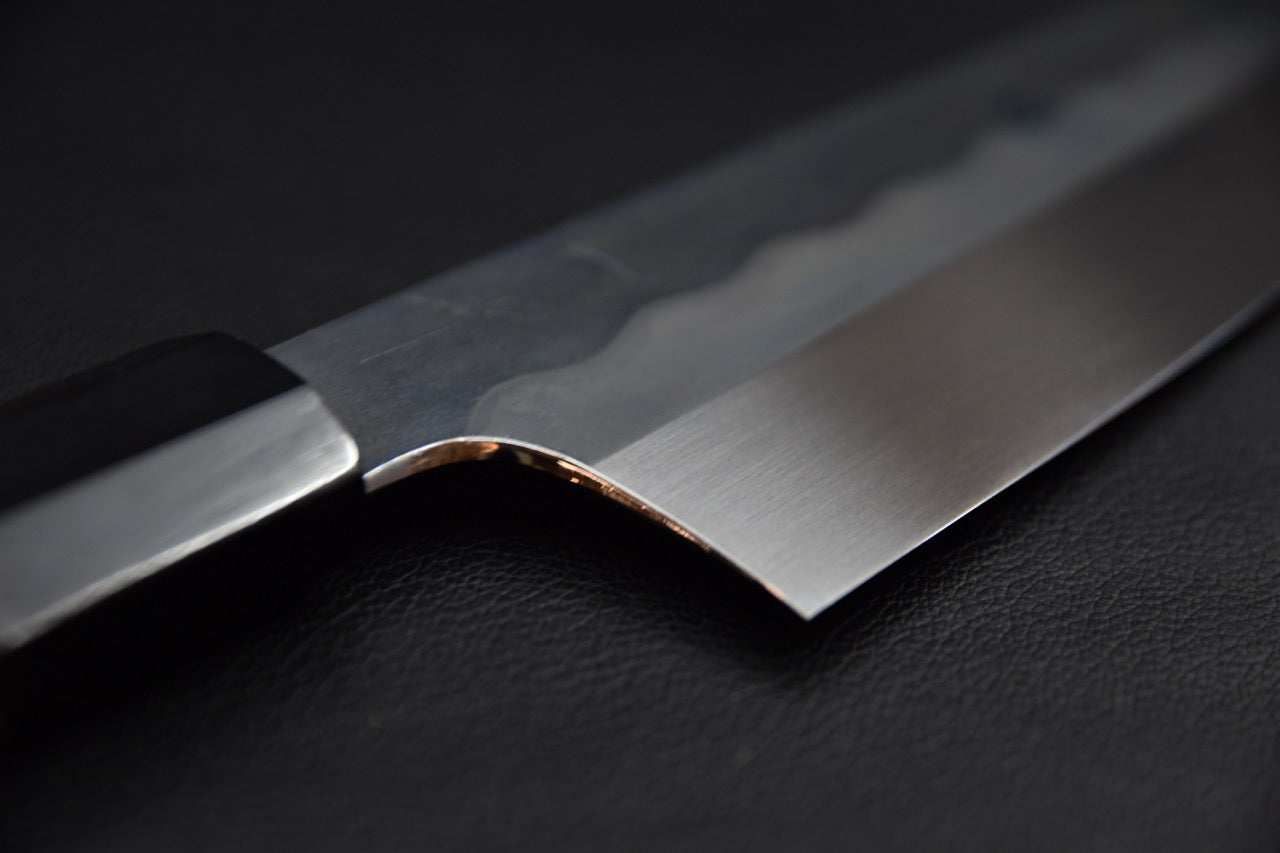 Hitohira Togashi gyuto 240 mm couteau japonais — biseau concave côté droit