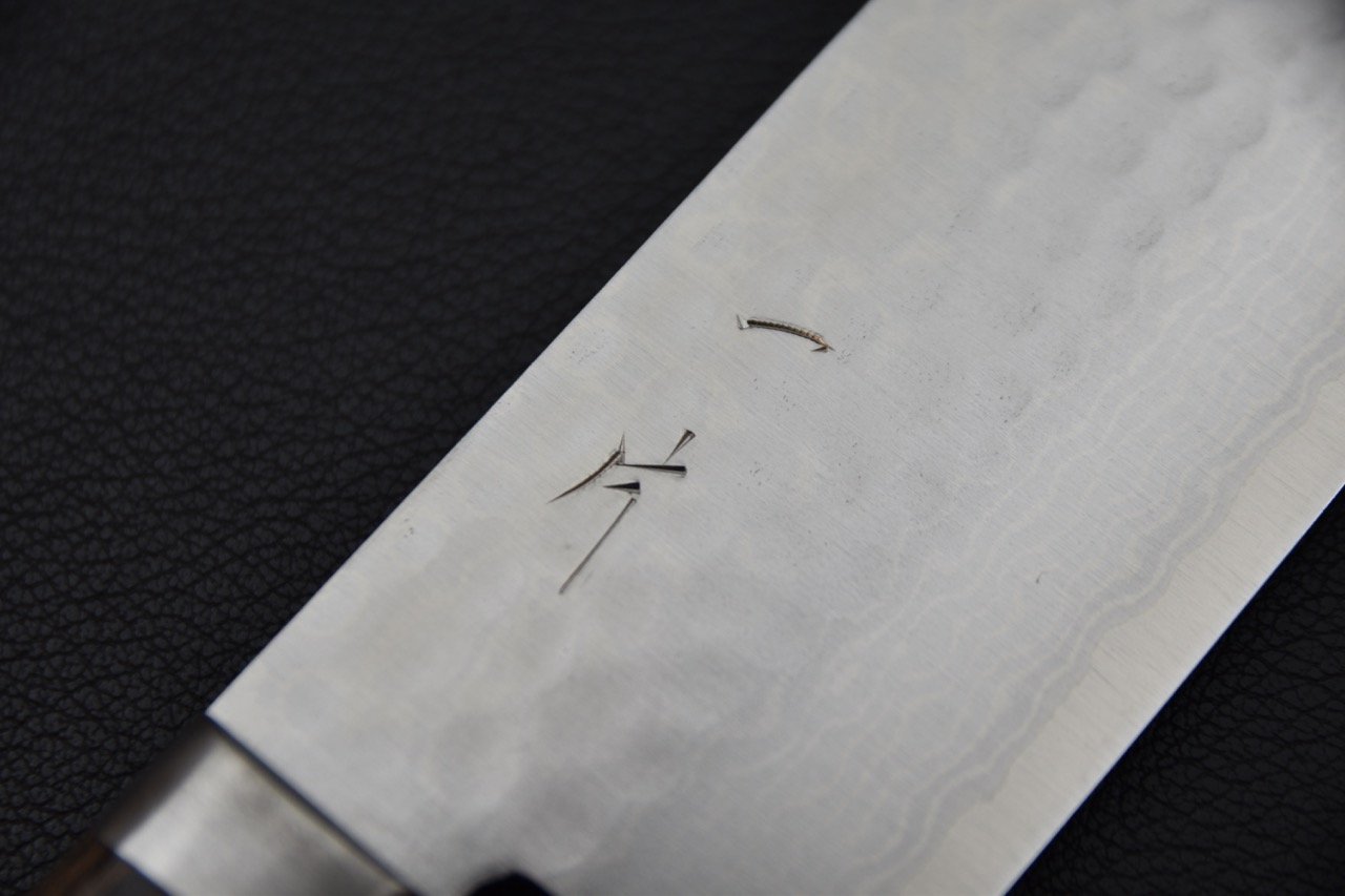 Couteau japonais Nakiri Hitohira avec lame damassée en acier V10 et motif tsuchime