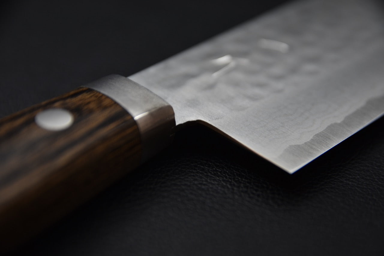 Couteau Nakiri japonais avec lame damassée en acier V10 et manche en bois Pakka