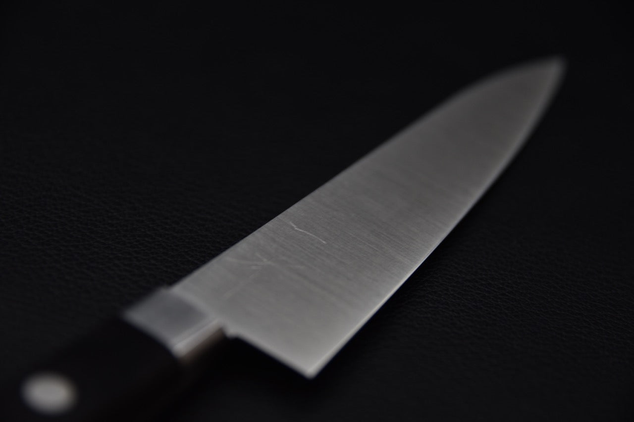 Couteau japonais Petty Hitohira Ashi avec lame en acier inoxydable suédois sur fond noir