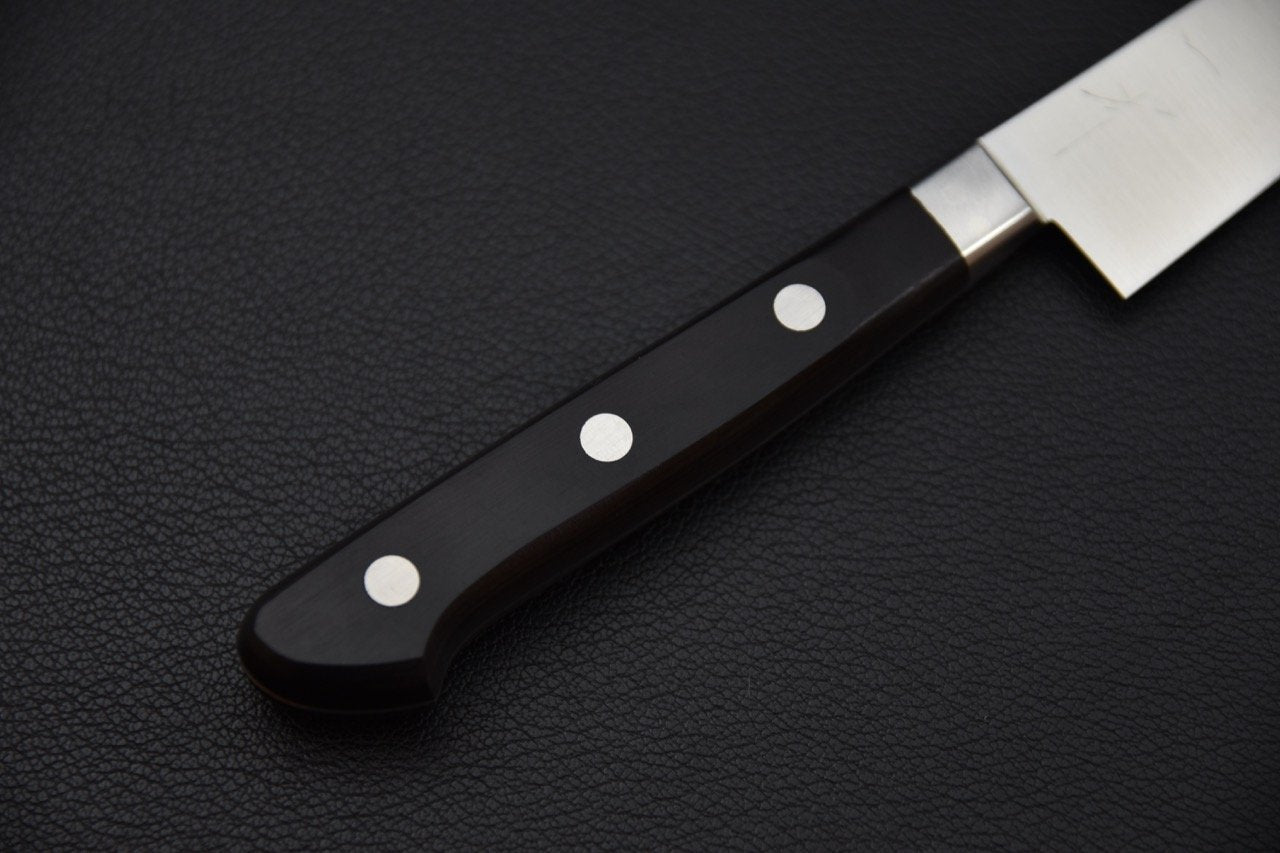  Gros plan sur le manche en Pakka du couteau japonais Petty Ashi par Hitohira