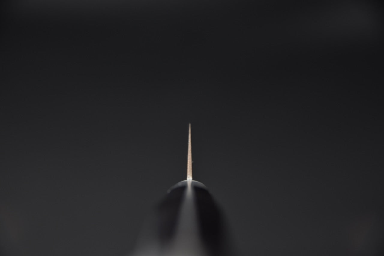 Gros plan sur le talon d'un couteau japonais Petty Ashi 