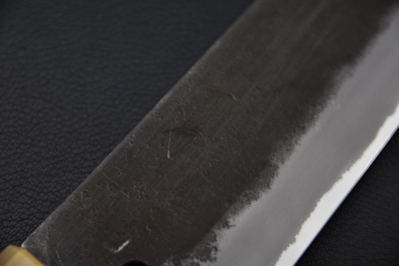 Couteau Santoku japonais lame Nashiji shirogami 2 sur fond sombre