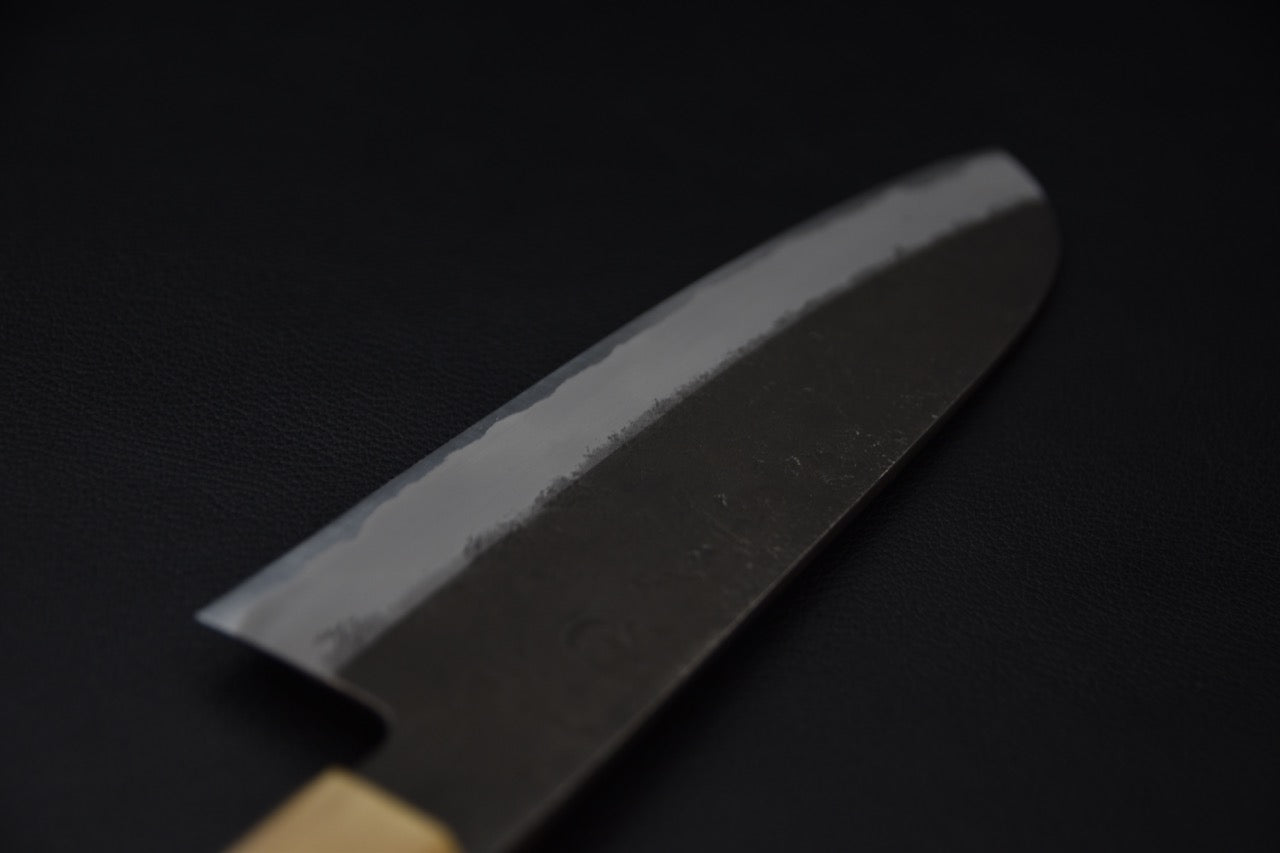 Couteau japonais Santoku avec lame en acier Nashiji shirogami 2 de la série Hinode