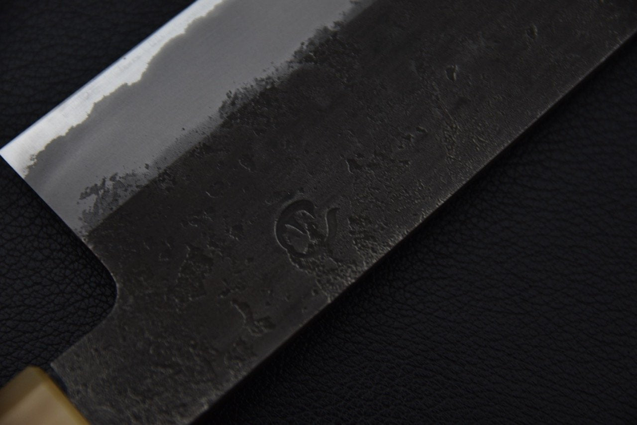 Gros plan sur Kanji Hinode sur le couteau Santoku japonais avec lame en acier shirogami #2