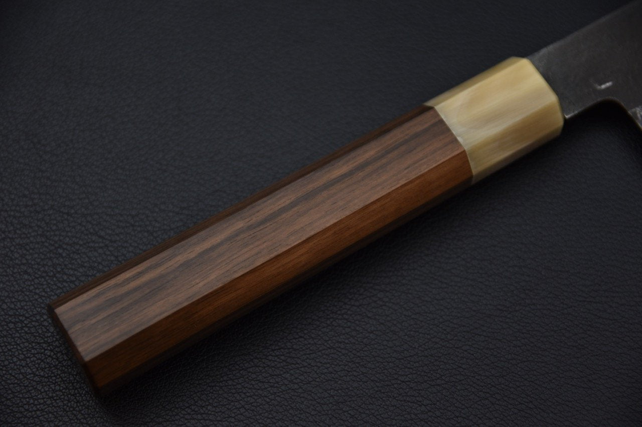 Gros plan sur manche en ébène d'un couteau japonais