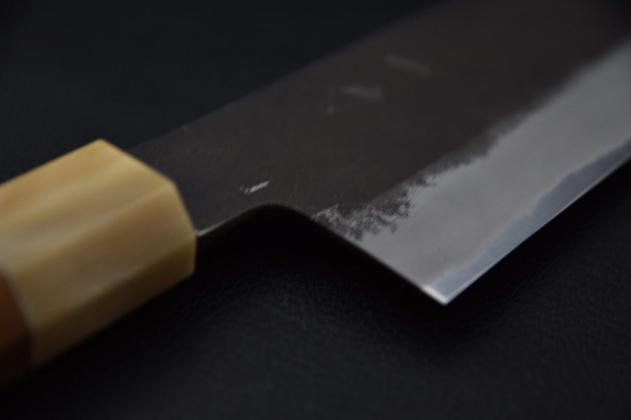 Couteau japonais Santoku avec lame en acier Nashiji et manche en ébène. Hitohira