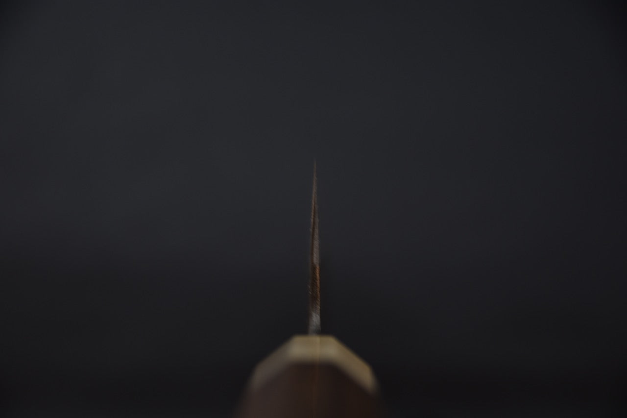 Couteau japonais Santoku lame fine et tranchante sur fond noir