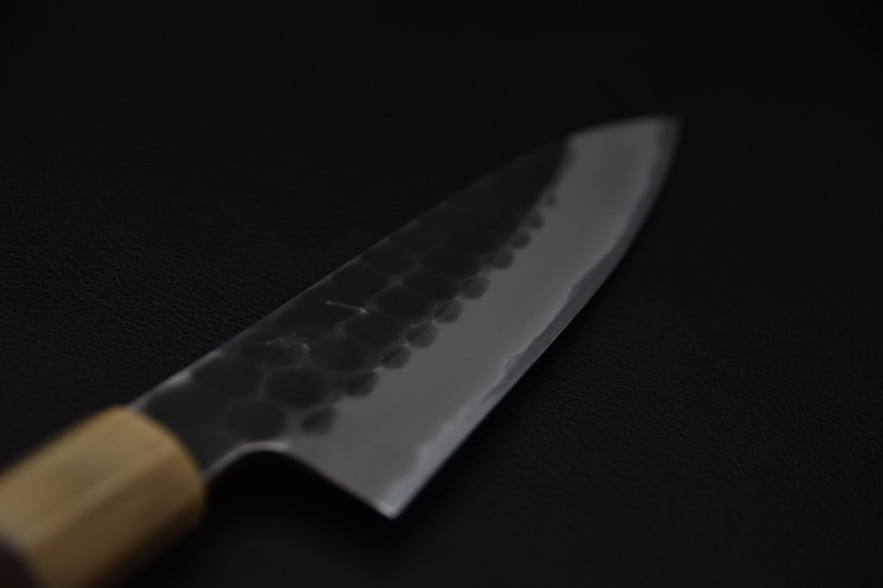 Couteau japonais Petty Hinode avec lame martelée en acier Shirogami #2 par Hitohira