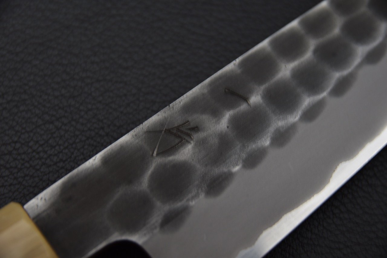 Couteau japonais Petty Hinode avec lame martelée en acier Tsuchime Shirogami #2 et manche en bois