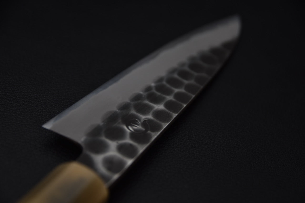 Couteau japonais Petty Hinode avec lame martelée en acier Shirogami 2, vue sur le kanji Hinode