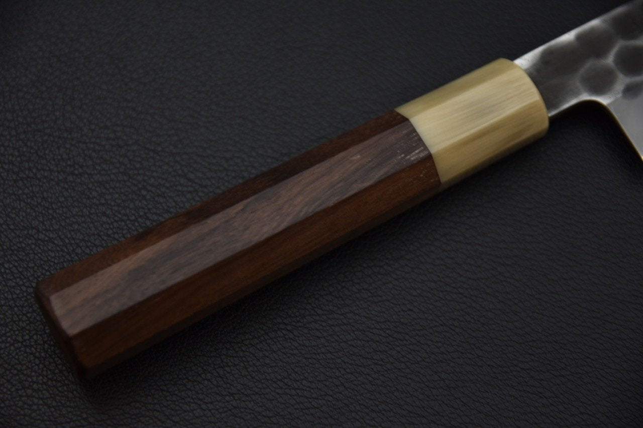 Manche en bois de rose par Taihei d'un couteau japonais Petty avec lame martelée en acier Tsuchime