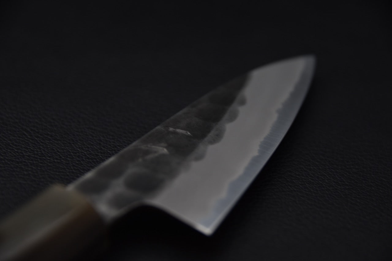 Couteau japonais Hinode avec lame en acier martelé, manche par Taihei