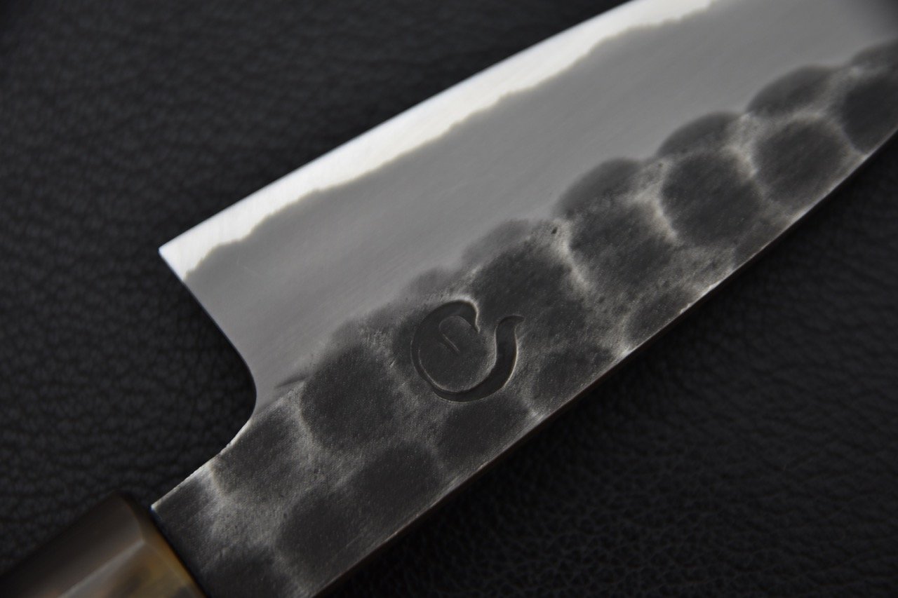 Gros plan sur la lame martelée d'un couteau Paring japonais en acier Tsuchime shirogami 2