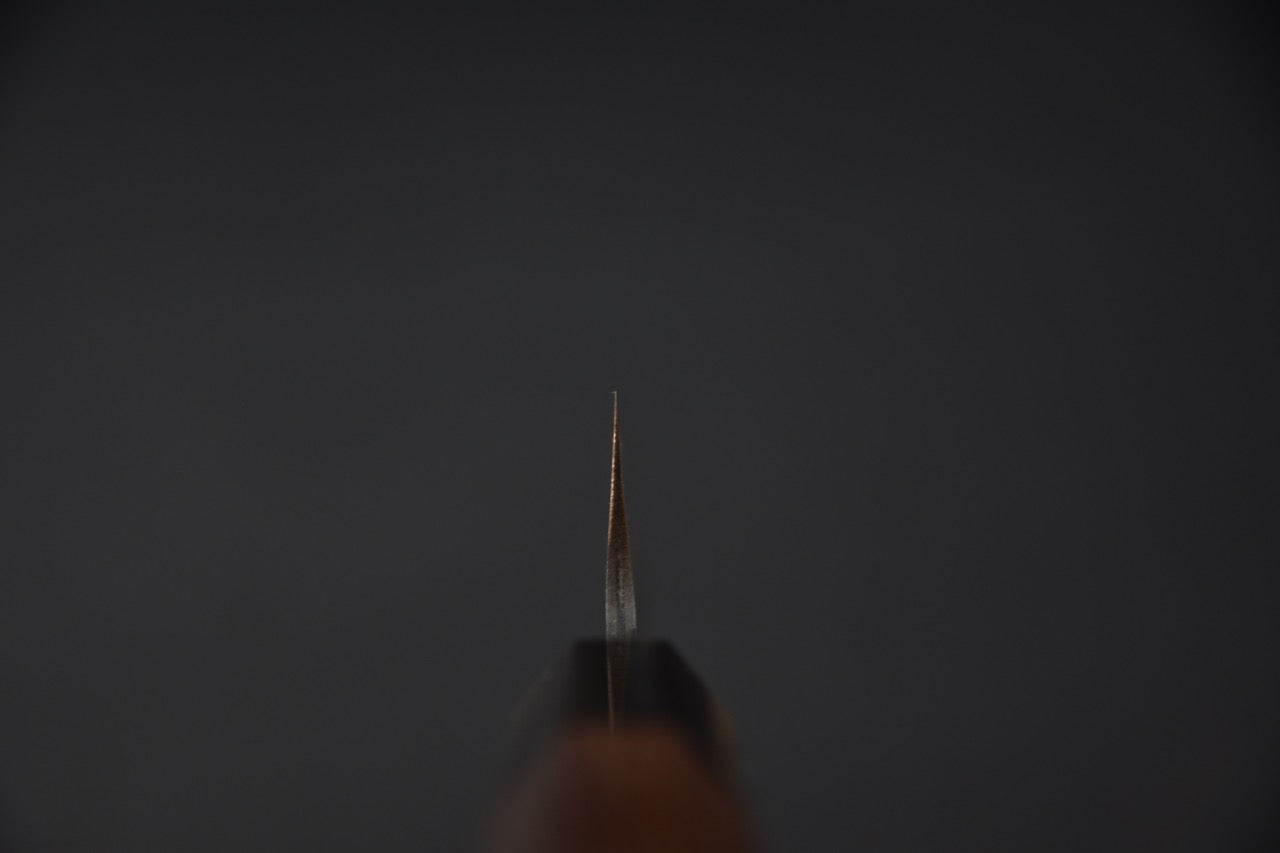 Gros plan sur le talon d'un couteau japonais Paring avec une lame fine et tranchante