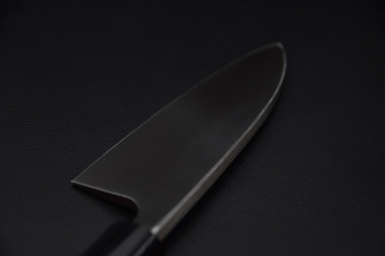 Vue de derrière de la lame du couteau japonais Deba avec lame en acier ginsan