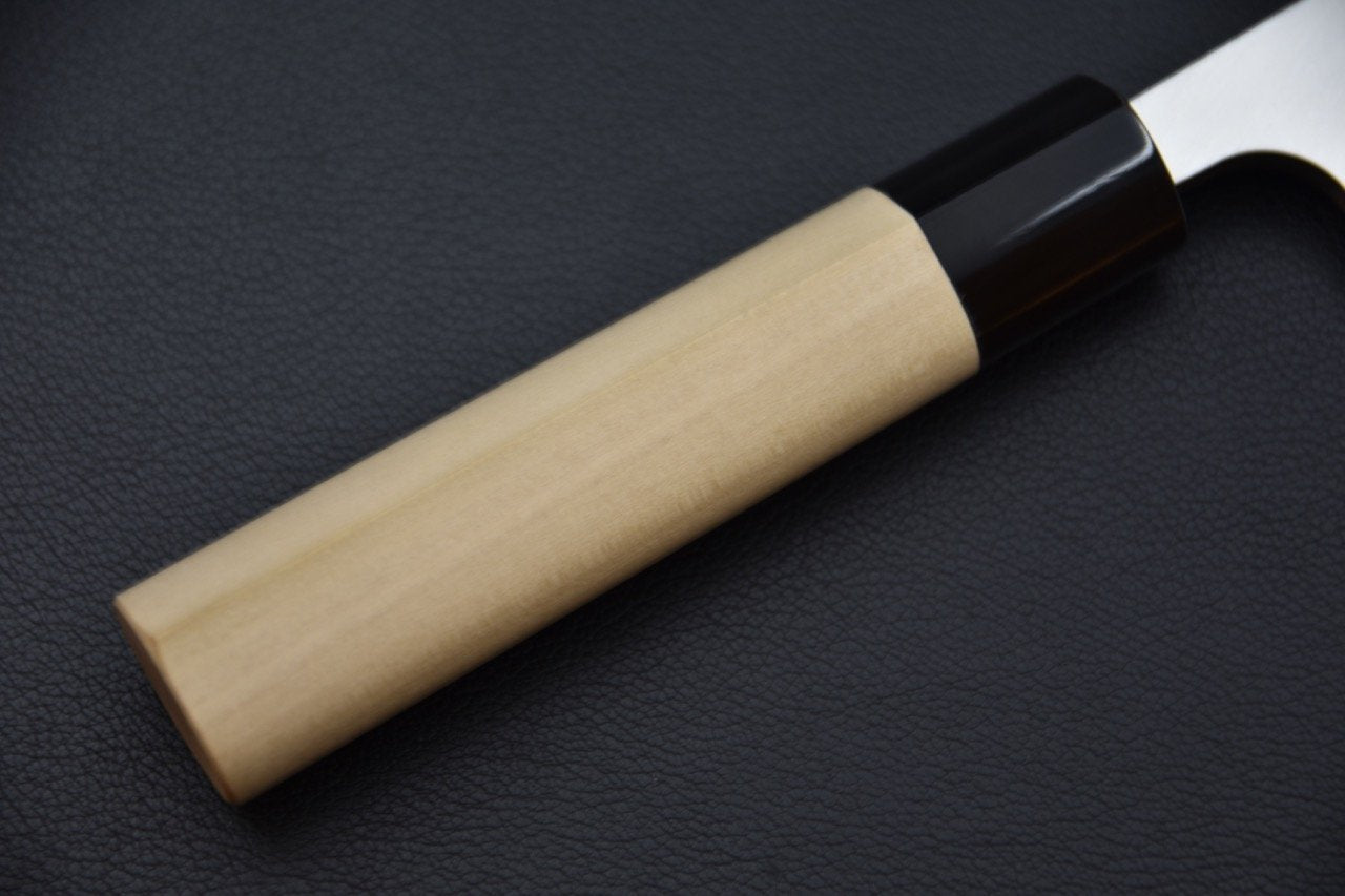 Manche en bois de Ho d'un couteau japonais Deba sur fond noir