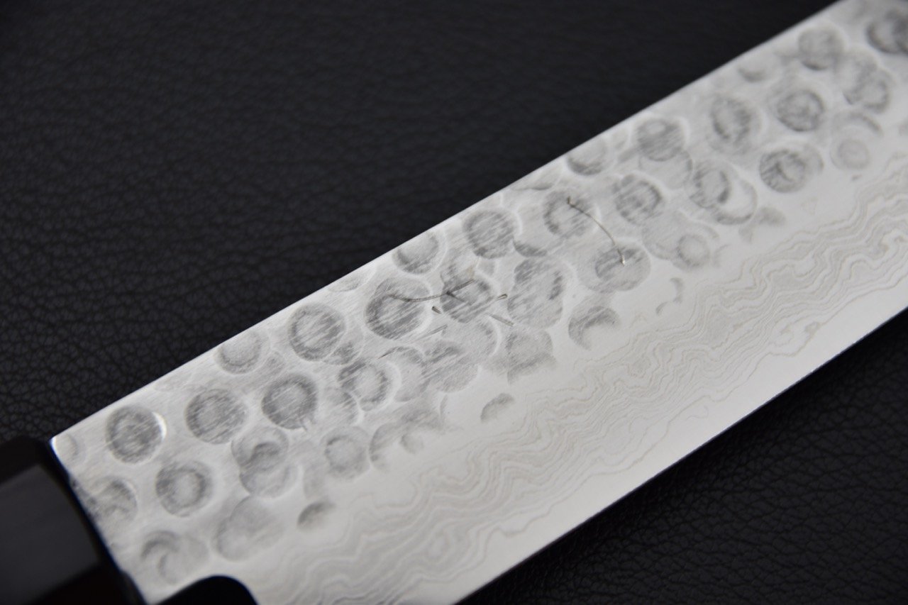 Couteau japonais Sujihiki avec lame en acier damas Tsuchime aux motifs ondulés.