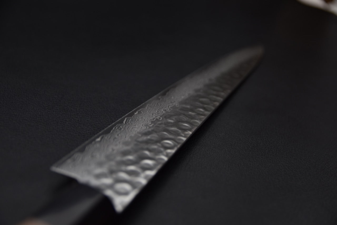 Profil gauche du couteau japonais Sujihiki avec lame damassée en gros plan