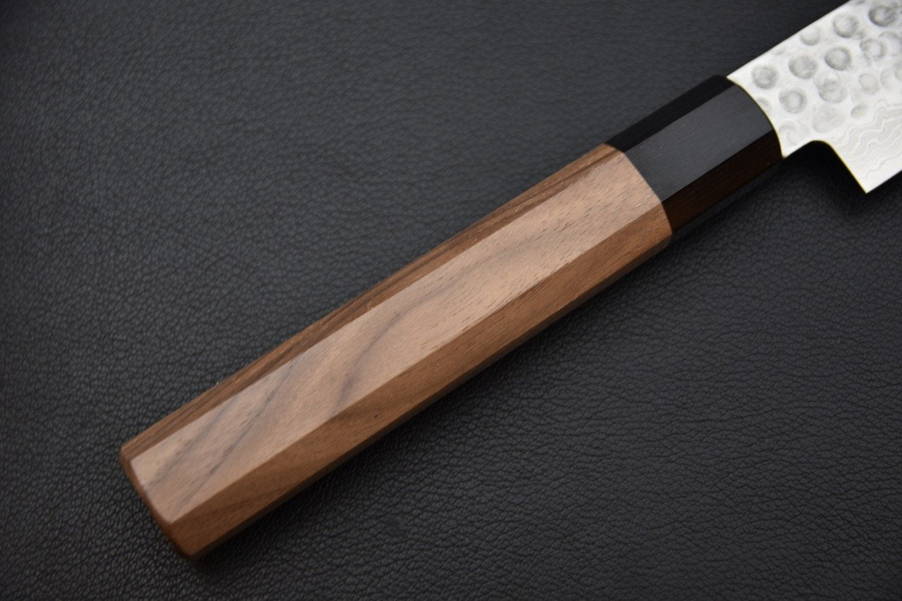 Manche en noyer du couteau japonais Sujihiki sur fond noir