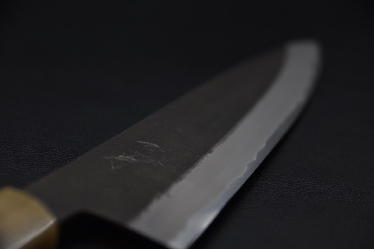 Couteau Gyuto 240mm Hinode avec lame en acier Nashiji white 2 sur fond noir