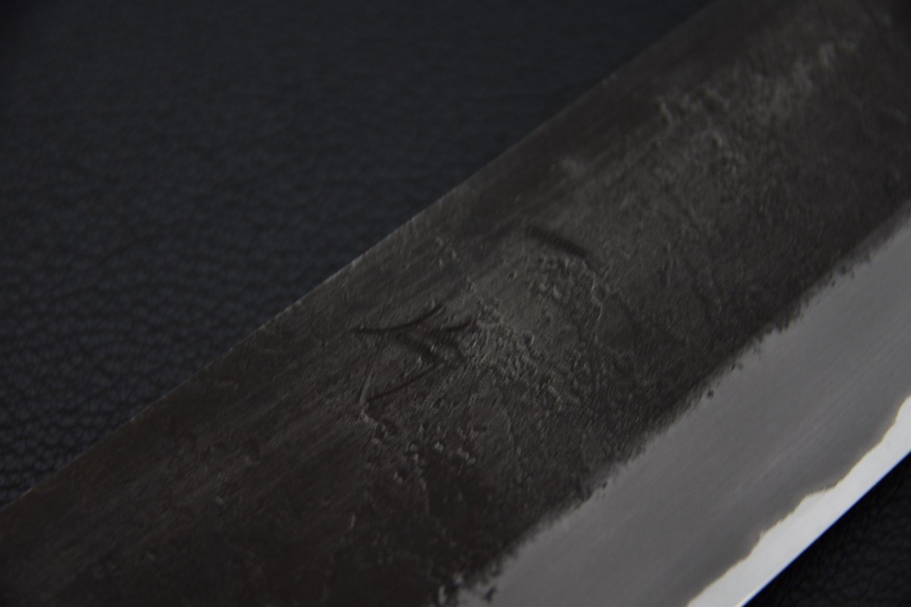 Gros plan sur la lame en acier Nashiji du couteau Gyuto Hitohira Hinode 240mm