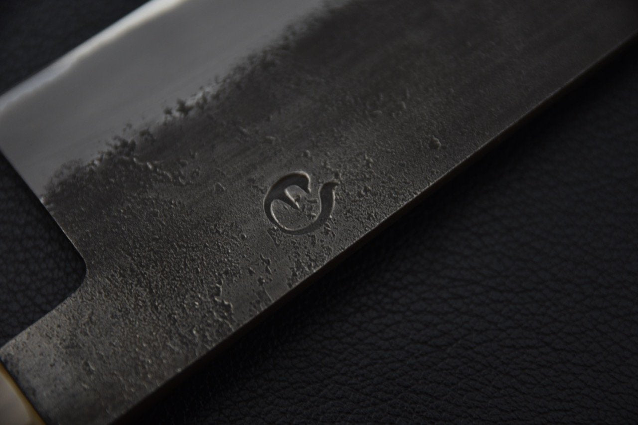 Gros plan sur le couteau Gyuto 240mm Hitohira Hinode lame acier Nashiji avec gravure