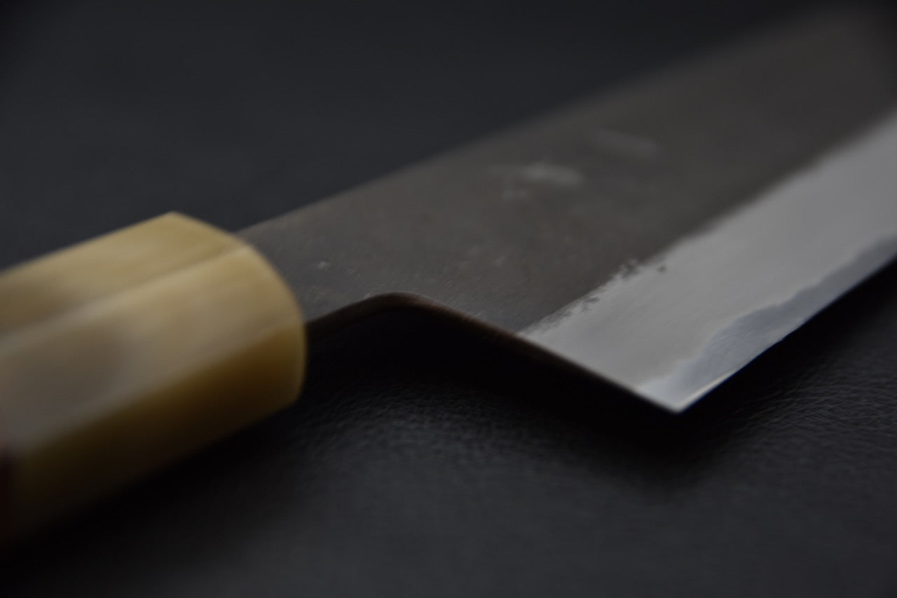 Couteau Gyuto 240mm Hitohira Hinode lame acier Nashiji manche Taihei, gros plan sur le talon