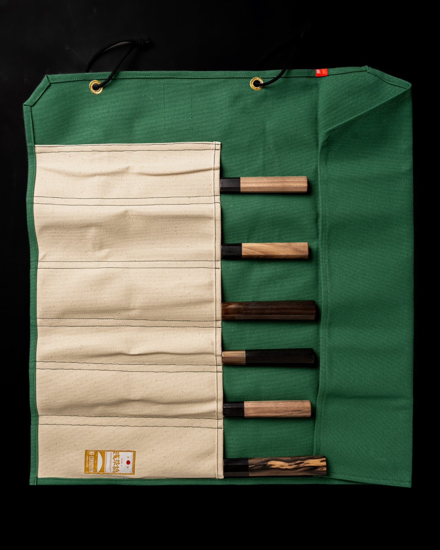 Détail de l’étiquette HI-CONDITION cousue sur le rouleau vert pour couteaux japonais.