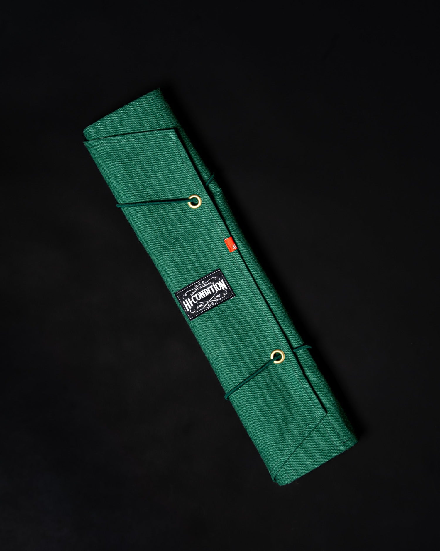 Rouleau HI-CONDITION vert ouvert avec neuf pochettes, couteaux japonais et accessoires de cuisine — Stay Sharp Montréal.