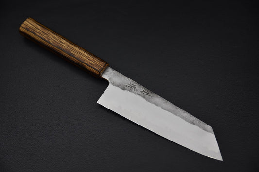 Couteau japonais Bunka Kirisame lame avec finition brute de forge et gravures.
