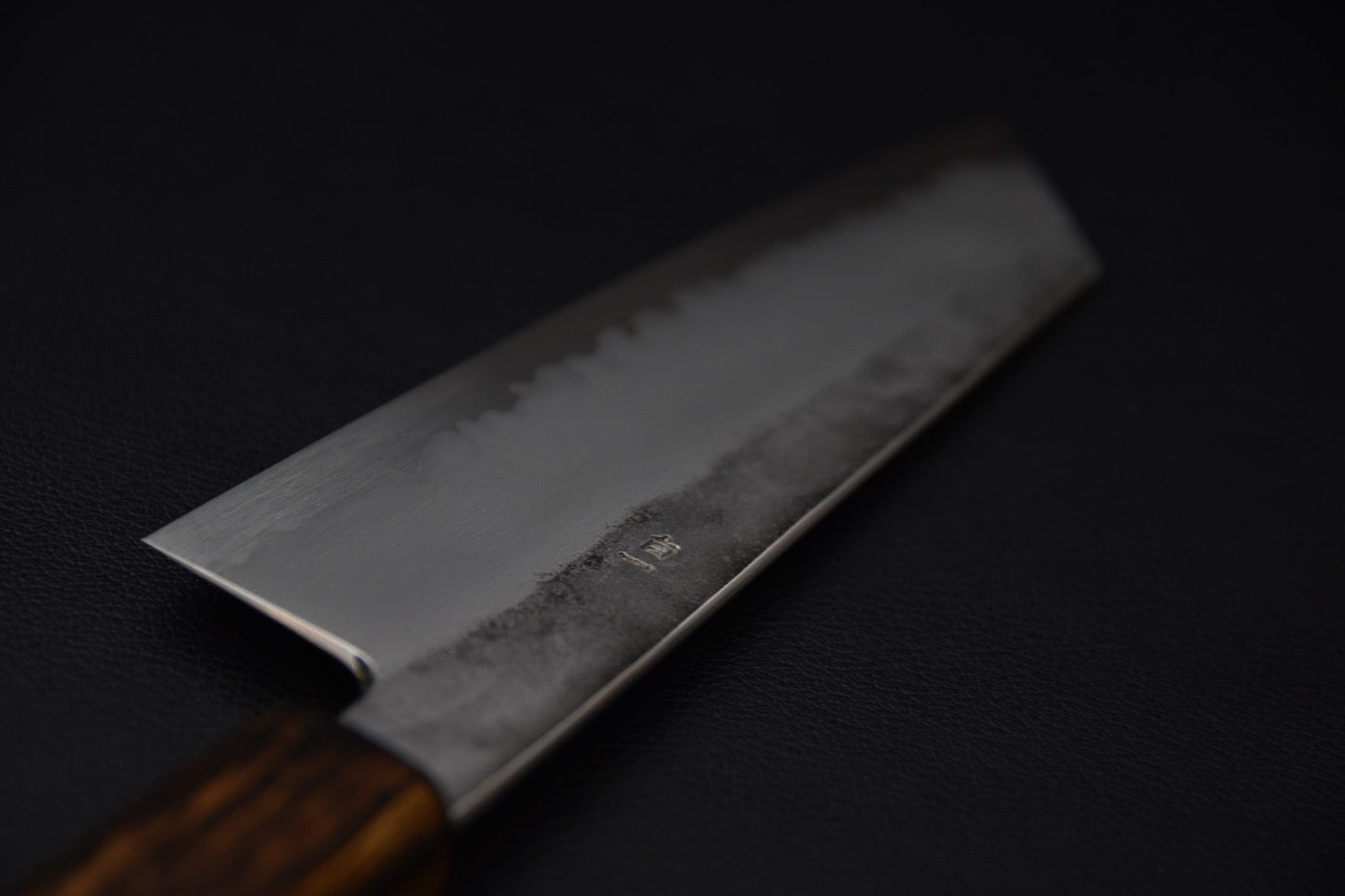 Profil de la lame d’un couteau japonais Bunka Kirisame soulignant son tranchant fin.