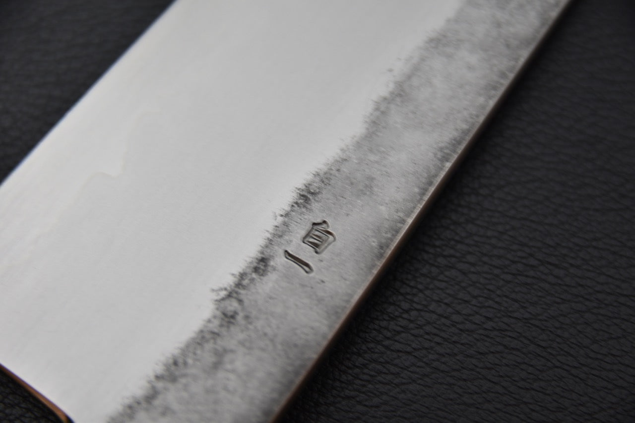 Couteau japonais Bunka vu de face montrant l’épaisseur fine de la lame.