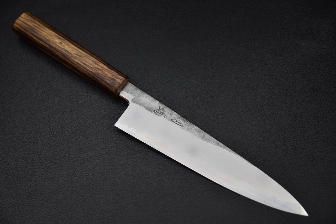 Couteau japonais Gyuto 210mm avec lame polie et ligne de sanmai visible.