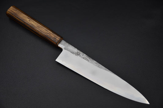 Couteau japonais Gyuto 210mm avec lame polie et ligne de sanmai visible.